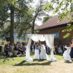 Outdoor Trauung in der Hofbühne Tegernbach in Schlüßlberg 2026, ein heißer schöner Sommertag mit viel Baumschatten