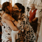 Umarmung nach einem Kinderwillkommensfest